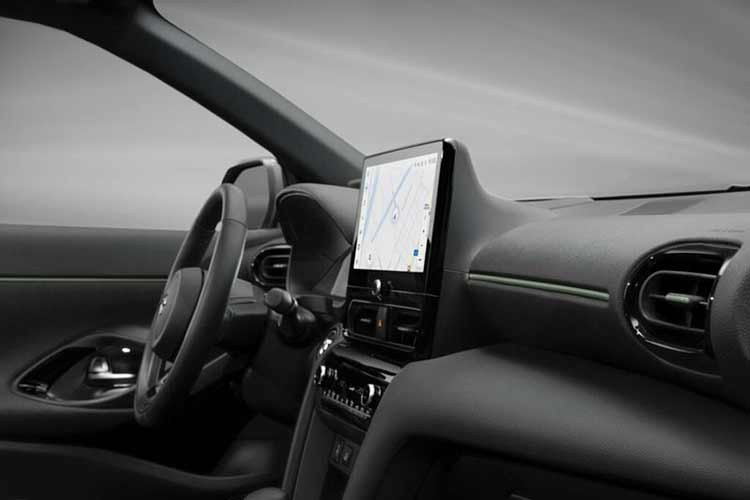Nội thất của Yaris Cross 2024 sở hữu hàng loạt tính năng, công nghệ hiện đại hàng đầu phân khúc. Tùy thuộc vào phiên bản, xe được trang bị đồng hồ kỹ thuật số 7 inch hoặc 12,3 inch, đi kèm màn hình cảm ứng thông tin giải trí 9 inch hoặc 10,4 inch.