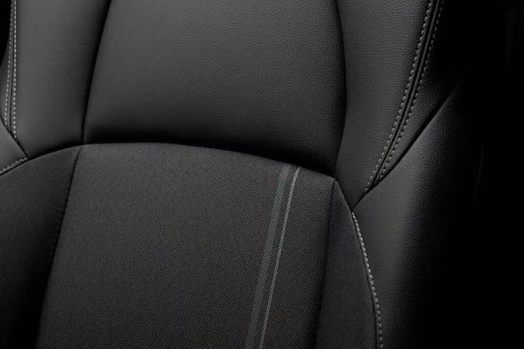 Các kỹ sư của Toyota ưu tiên giảm thiểu tiếng ồn và độ rung để nâng cao sự thoải mái tổng thể cho người ngồi trên Yaris Cross. Đặc biệt, họ đã bổ sung thêm một bộ giảm chấn động trên giá đỡ động cơ bên trái, một bộ cộng hưởng trên ống nạp, lớp cách nhiệt ba lớp đặt phía sau bảng điều khiển và một lớp nỉ bổ sung trên bộ giảm thanh trên nắp ca-pô.