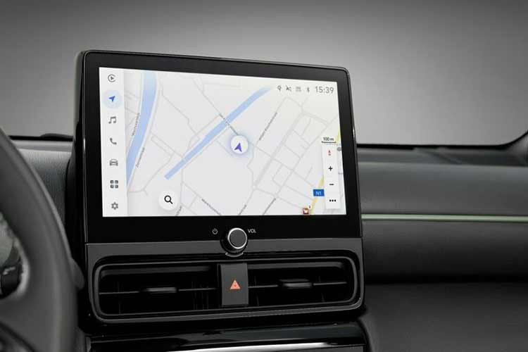 Ngoài ra, mẫu SUV Nhật Bản cũng được cung cấp hệ thống đa phương tiện Toyota Smart Connect, hỗ trợ cập nhật qua mạng và kết nối không dây Android Auto và Apple CarPlay. Giống như Yaris hatchback , bản nâng cấp của Yaris Cross được bổ sung Chìa khóa kỹ thuật số thông minh với khả năng điều khiển từ xa. 