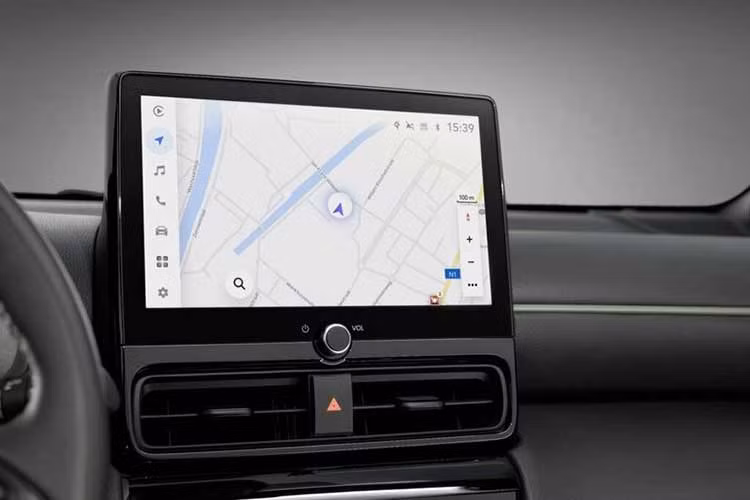 Ngoài ra, mẫu SUV Nhật Bản cũng được cung cấp hệ thống đa phương tiện Toyota Smart Connect, hỗ trợ cập nhật qua mạng và kết nối không dây Android Auto và Apple CarPlay. Giống như Yaris hatchback , bản nâng cấp của Yaris Cross được bổ sung Chìa khóa kỹ thuật số thông minh với khả năng điều khiển từ xa. 