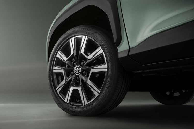Bên ngoài, mẫu xe SUV Toyota Yaris Cross 2024 vẫn giữ nguyên diện mạo của phiên bản tiền nhiệm, nhưng được bổ sung tùy chọn màu ngoại thất Xanh Juniper mới. Phiên bản Premiere Edition cao cấp nổi bật với màu Urban Khaki độc quyền, kết hợp với các điểm nhấn mang phong cách thể thao và bộ la-zăng hợp kim 18 inch mới.
