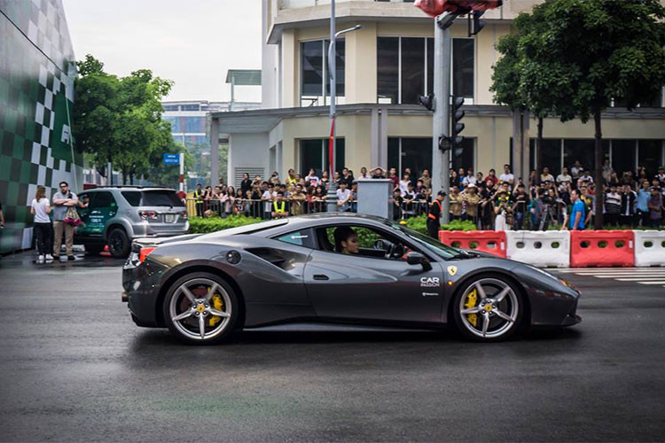 Ferrari 488 GTB của Cường Đô la cũng góp mặt tại sự kiện, siêu xe này được trang bị động cơ V8, tăng áp kép, dung tích 3.9 lít, cho công suất tối đa 661 mã lực tại vòng tua 8.000 vòng/phút và mô-men xoắn cực đại 760 Nm tại vòng tua 3.000 vòng/phút. Xe chỉ mất khoảng thời gian 3 giây để tăng tốc lên 100 km/h, vận tốc tối đa 330 km/h.