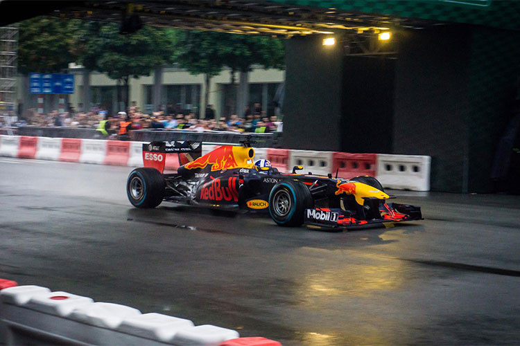 Trên đường đua mô phỏng ở khu đô thị Sala, TP HCM một đoạn đường thẳng không khúc cua, tay đua David Coulthard đã có 3 màn chạy trình diễn với xe đua F1. Tại hai đầu và ở giữa đường đua, David Coulthard đem đến cho người xem những màn drift và donut quay vòng tròn chiếc F1 điệu nghệ, nhuần nhuyễn.