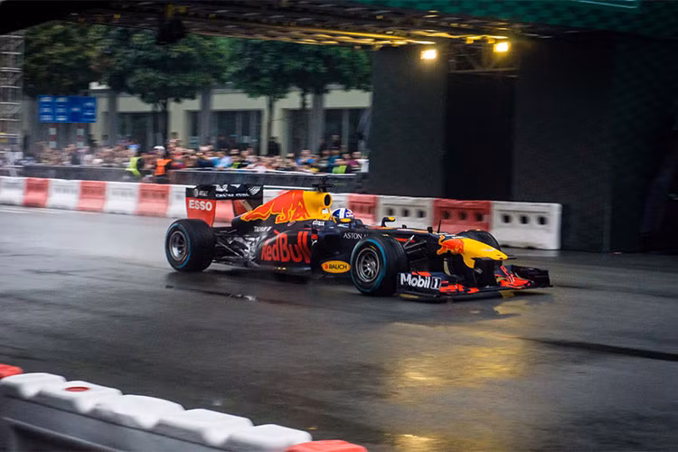 Trên đường đua mô phỏng ở khu đô thị Sala, TP HCM một đoạn đường thẳng không khúc cua, tay đua David Coulthard đã có 3 màn chạy trình diễn với xe đua F1. Tại hai đầu và ở giữa đường đua, David Coulthard đem đến cho người xem những màn drift và donut quay vòng tròn chiếc F1 điệu nghệ, nhuần nhuyễn.