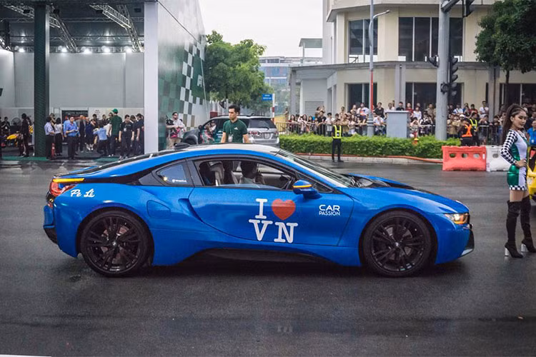 Siêu xe BMW i8 của một thành viên nữ trong nhóm Car &amp; Passion. Xe được trang bị động cơ 1.3l tăng áp 3 xi-lanh tăng áp 231 mã lực nằm giữa, cùng với mô-tơ điện 131 mã lực ở bánh trước, động cơ chỉ mất 4,4 giây để đạt 100 km/h trước khi tới tốc độ tối đa 250 km/h.