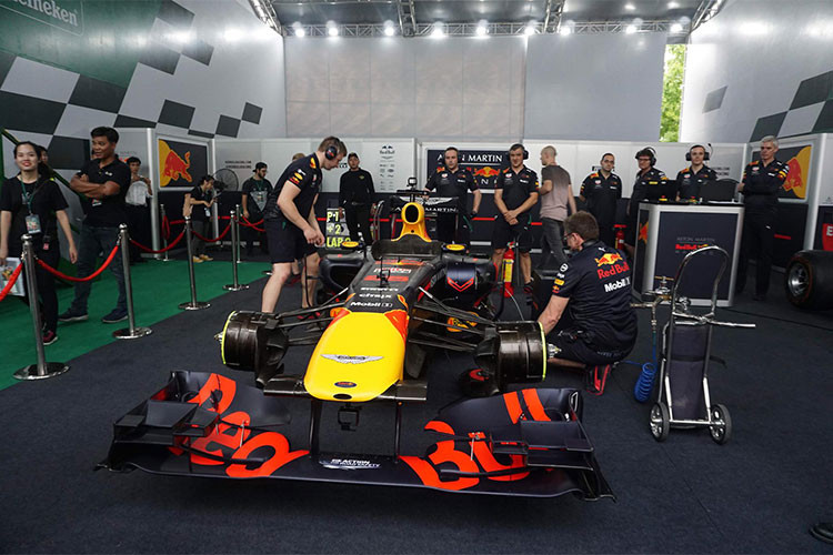 Ngày 4/5/2018 vừa qua đã trở thành một cột mốc đặc biệt khi lần đầu tiên một chiếc siêu xe đua F1 (xe đua Công thức 1) xuất hiện tại Việt Nam, dưới sự điều khiển, trình diễn của cựu tay đua David Coulthard và đội ngũ kỹ thuật của Red Bull Racing trong khuôn khổ sự kiện “Trải nghiệm hoàn hảo cùng F1” diễn ra tại TP HCM.