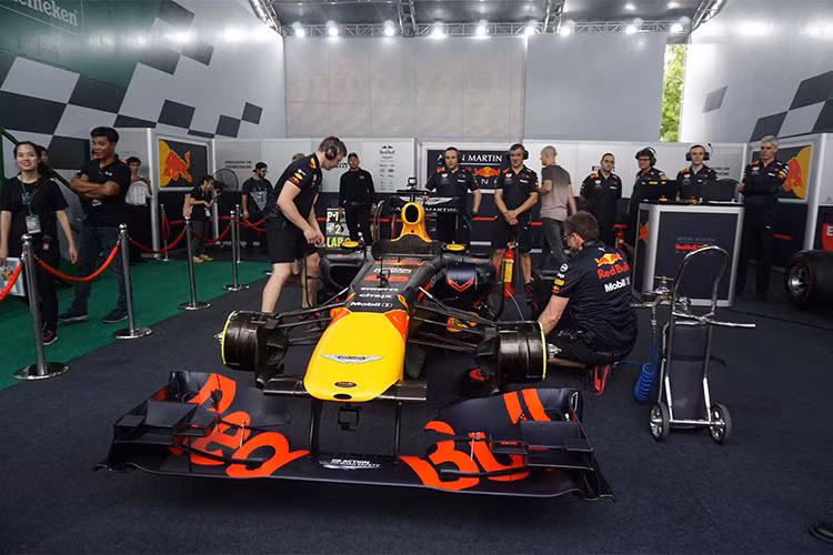 Ngày 4/5/2018 vừa qua đã trở thành một cột mốc đặc biệt khi lần đầu tiên một chiếc siêu xe đua F1 (xe đua Công thức 1) xuất hiện tại Việt Nam, dưới sự điều khiển, trình diễn của cựu tay đua David Coulthard và đội ngũ kỹ thuật của Red Bull Racing trong khuôn khổ sự kiện “Trải nghiệm hoàn hảo cùng F1” diễn ra tại TP HCM.