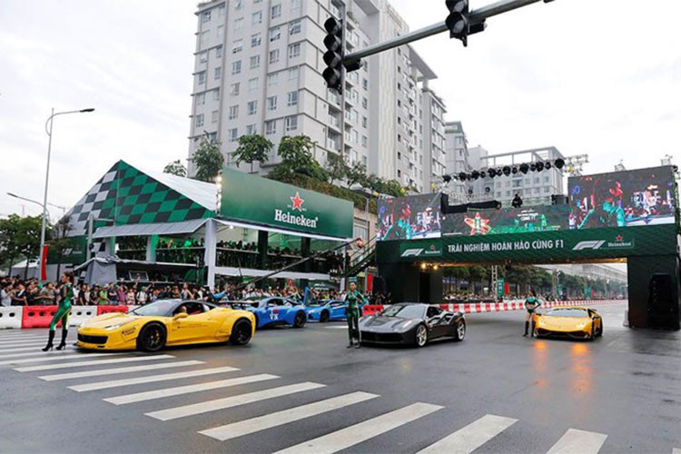 Không chỉ xuất hiện tại sự kiện chỉ để "tưng hàng", các siêu xe trong nhóm Car &amp; Passion cùng Cường Đô la cũng đã có màn biểu diễn đầy phấn khích và chở theo những người đẹp chạy vòng quanh trường đua nhằm làm nóng không khí diễn ra sự kiện biểu diễn xe đua F1.