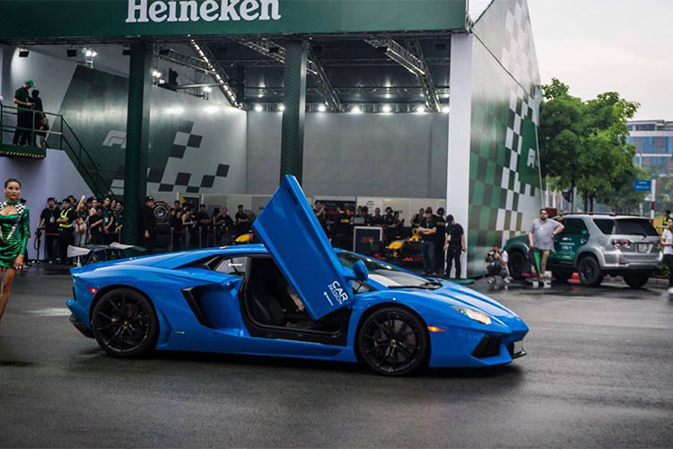 Lamborghini Aventador LP700-4 góp mặt tại sự kiện sở hữu ngoại thất xe màu xanh Lemans nổi bật. Siêu xe này được chủ nhân độ thêm cánh gió đuôi cỡ lớn phía sau xe và pô Amytrix. Lúc mới về nước, Aventador màu xanh Lemans từng được một công ty nhập khẩu tư nhân quận Tân Bình, TP HCM rao bán với mức giá 22,5 tỷ đồng.