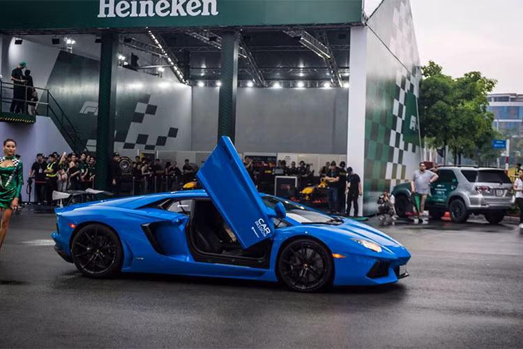 Lamborghini Aventador LP700-4 góp mặt tại sự kiện sở hữu ngoại thất xe màu xanh Lemans nổi bật. Siêu xe này được chủ nhân độ thêm cánh gió đuôi cỡ lớn phía sau xe và pô Amytrix. Lúc mới về nước, Aventador màu xanh Lemans từng được một công ty nhập khẩu tư nhân quận Tân Bình, TP HCM rao bán với mức giá 22,5 tỷ đồng.