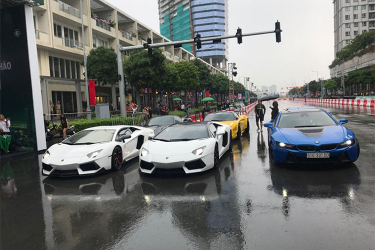 Có khoảng 6 chiếc siêu xe thể thao xuất hiện tại sự kiện này như cặp đôi Lamborghini Aventador LP700-4 Coupe, Lamborghini Aventador LP700-4 mui trần, Ferrari 488 GTB, Ferrari 458 Italia độ Liberty Walk, Lamborghini Huracan LP610-4 và chiếc xe thể thao BMW i8.