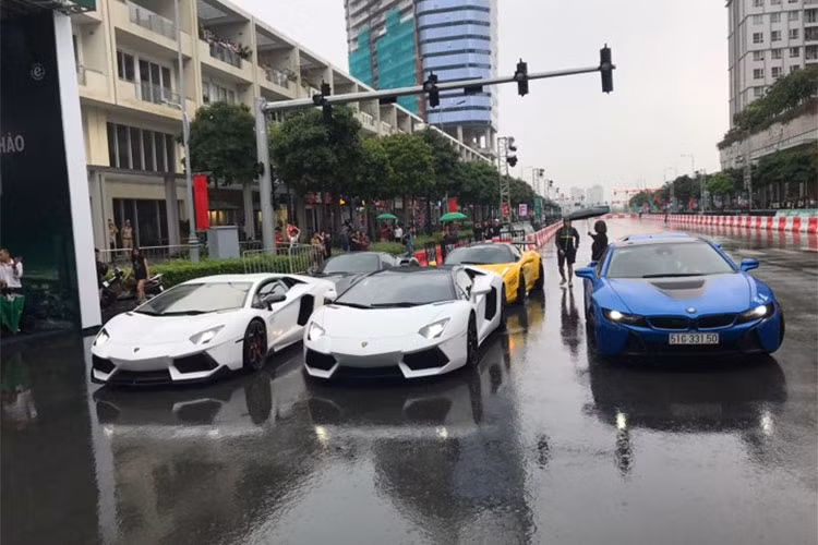 Có khoảng 6 chiếc siêu xe thể thao xuất hiện tại sự kiện này như cặp đôi Lamborghini Aventador LP700-4 Coupe, Lamborghini Aventador LP700-4 mui trần, Ferrari 488 GTB, Ferrari 458 Italia độ Liberty Walk, Lamborghini Huracan LP610-4 và chiếc xe thể thao BMW i8.