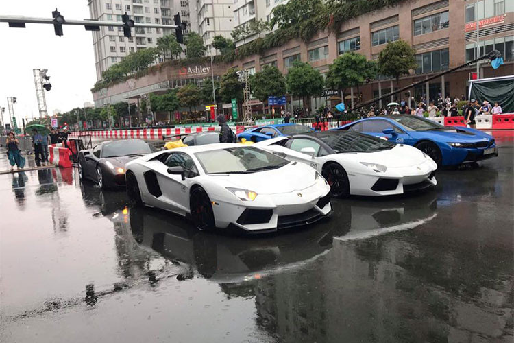 Được biết, ngoài 7 chiếc siêu xe và xe thể thao xuất hiện tại "trường đua" còn có một chiếc Ferrari 488 GTB vừa độ Misha Designs độc nhất Việt Nam nhưng được trưng bày bên trong hội trường của sự kiện.