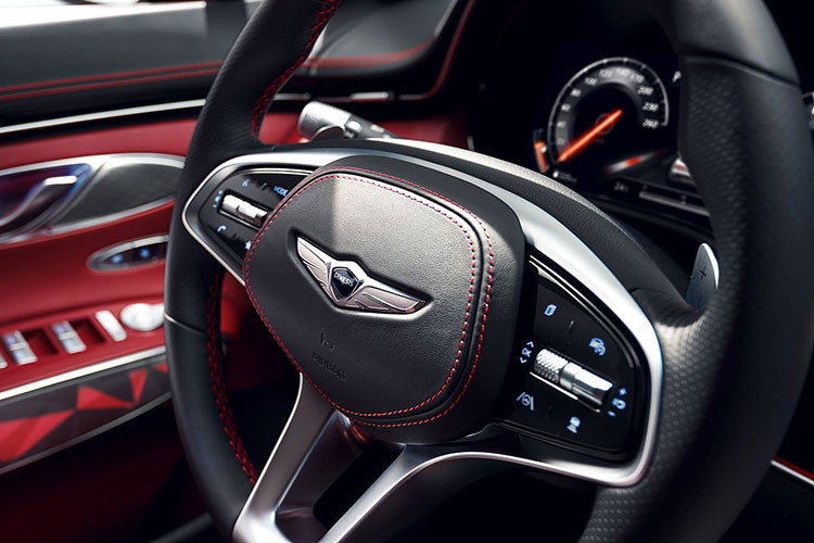 Genesis GV70 cung cấp đến 3 tùy chọn động cơ cho thị trường Mỹ: động cơ xăng tăng áp 2.5L, động cơ xăng tăng áp kép V6 và động cơ dầu 2.2L. Trong đó, động cơ khởi điểm là loại tăng áp 2.5L 4 xy-lanh, cho công suất 300 mã lực và mô-men xoắn cực đại 422 Nm. Động cơ tăng áp kép (twin-turbo) V6 3.5L, cho công suất 375 mã lực và mô-men xoắn cực đại 530 Nm. (Động cơ này tương tự như trên dòng GV80). Nó có thể tăng tốc từ 0-100 km/h trong 5,1 giây.