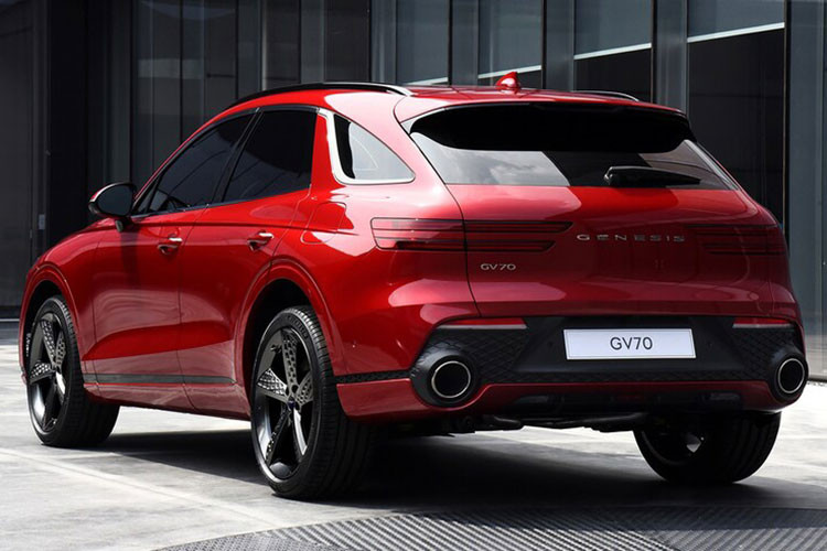 Theo chia sẻ của hãng xe Hàn, Genesis đã áp dụng triết lý thiết kế 'Athletic Elegance' khi tạo ra GV70. Giống như đàn anh GV80, mẫu xe sang Genesis GV70 cũng có lưới tản nhiệt hình kim cương cỡ lớn trung tâm (hãng gọi là "Crest"). Nó làm nổi bật hơn những đường gân nắp ca pô và logo Genesis ở giữa. Tuy nhiên, phần lưới tản nhiệt này nhỏ hơn. Cân bằng cho thiết kế này chính là 2 dải LED song song trên cụm đèn. Ở phía sau, cụm đèn hậu có kiểu dáng tương tự như đèn pha.