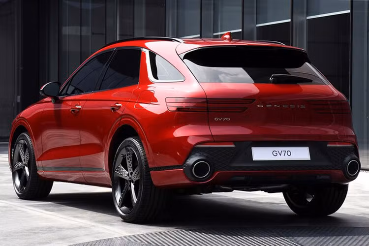Theo chia sẻ của hãng xe Hàn, Genesis đã áp dụng triết lý thiết kế 'Athletic Elegance' khi tạo ra GV70. Giống như đàn anh GV80, mẫu xe sang Genesis GV70 cũng có lưới tản nhiệt hình kim cương cỡ lớn trung tâm (hãng gọi là "Crest"). Nó làm nổi bật hơn những đường gân nắp ca pô và logo Genesis ở giữa. Tuy nhiên, phần lưới tản nhiệt này nhỏ hơn. Cân bằng cho thiết kế này chính là 2 dải LED song song trên cụm đèn. Ở phía sau, cụm đèn hậu có kiểu dáng tương tự như đèn pha.