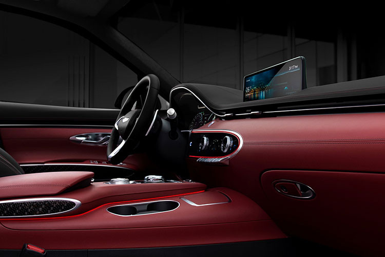 Động cơ dầu còn lại là loại 2.2L, cho công suất 210 mã lực và mô-men xoắn cực đại 440Nm. Động cơ xăng 2.5 và 3.5 tăng áp đều sử dụng hệ thống phun nhiên liệu kép sử dụng cả kiểu phun nhiên liệu trực tiếp vào buồng đốt và kiểu phun nhiên liệu cổng (Port Fuel Injection), tùy thuộc vào điều kiện lái xe, để mang lại hiệu suất cao và tiết kiệm nhiên liệu hơn. GV70 cũng cải thiện khả năng tăng tốc bằng cách sử dụng hệ thống làm mát bằng nước.