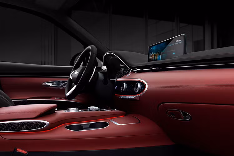 Động cơ dầu còn lại là loại 2.2L, cho công suất 210 mã lực và mô-men xoắn cực đại 440Nm. Động cơ xăng 2.5 và 3.5 tăng áp đều sử dụng hệ thống phun nhiên liệu kép sử dụng cả kiểu phun nhiên liệu trực tiếp vào buồng đốt và kiểu phun nhiên liệu cổng (Port Fuel Injection), tùy thuộc vào điều kiện lái xe, để mang lại hiệu suất cao và tiết kiệm nhiên liệu hơn. GV70 cũng cải thiện khả năng tăng tốc bằng cách sử dụng hệ thống làm mát bằng nước.