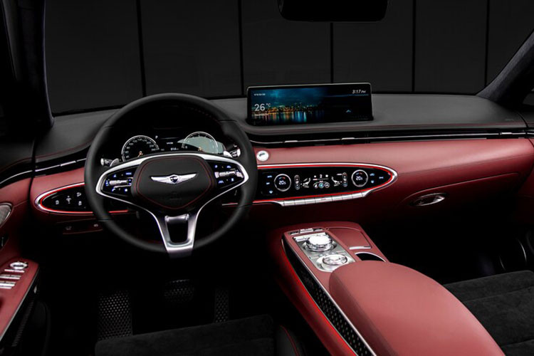 Các mẫu GV70 ngay từ phiên bản tiêu chuẩn đã sở hữu vô lăng 2 chấu hiện đại và màn hình lật lớn trong nội thất. Một màn hình rộng 12,3 inch ở sau vô lăng, một màn hình rộng 14,5 inch trên mặt tap lô. Xe được bọc da cao cấp và kết hợp những dải kim loại, đen bóng sang trọng. Điểm thu hút ánh nhìn trong không gian cabin này là cụm nút điều khiển nằm giữa xe.