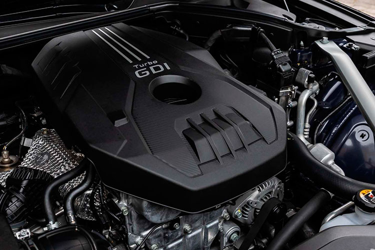 Genesis GV70 được trang bị đa dạng các chế độ lái trong gói Multi Terrain Control, giúp người dùng có thể vượt qua các đoạn đường tuyết, cát và bùn. Xe cũng sở hữu hệ thống treo Preview Electronic Control Suspension. Hệ thống này sẽ ghi nhận thông tin từ camera, vệ tinh để tinh chỉnh hệ thống treo sao cho êm ái và phù hợp với điều kiện đường sá nhất.