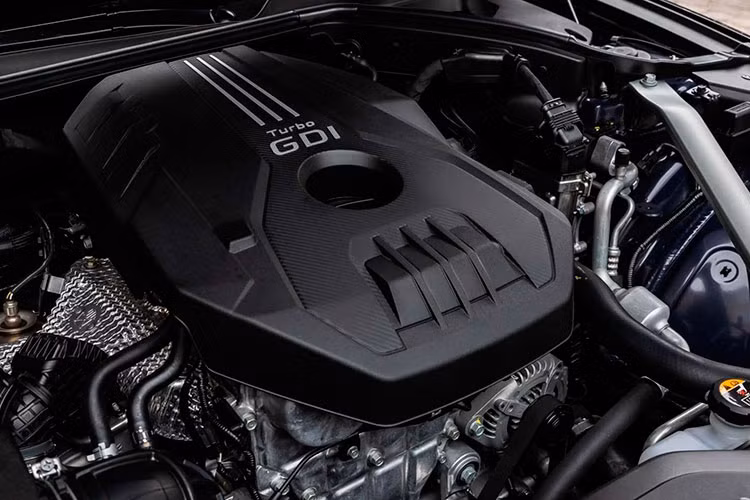 Genesis GV70 được trang bị đa dạng các chế độ lái trong gói Multi Terrain Control, giúp người dùng có thể vượt qua các đoạn đường tuyết, cát và bùn. Xe cũng sở hữu hệ thống treo Preview Electronic Control Suspension. Hệ thống này sẽ ghi nhận thông tin từ camera, vệ tinh để tinh chỉnh hệ thống treo sao cho êm ái và phù hợp với điều kiện đường sá nhất.