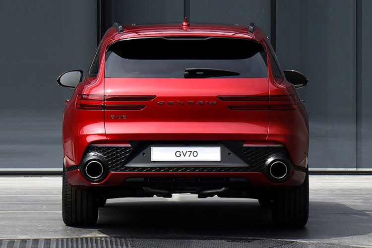 Xe có hút gió lớn và cản trước hầm hố. Đuôi xe vuốt mềm mại tạo dáng gần như coupe với điểm cuối là cánh gió đuôi. Dàn chân trên GV70 đa dạng từ 18-19 inch (có cả mâm 19-21 inch thể thao) cùng nhiều kiểu thiết kế cho người dùng lựa chọn. Kích thước DxRxC trên GV70 lần lượt là 4715 x 1910 x 1630 mm. Chiều dài trục cơ sở 2875 mm.