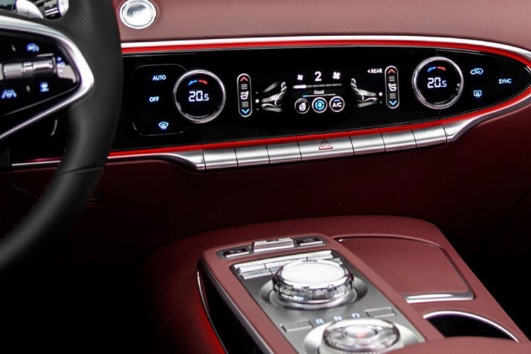 Nằm phía dưới nút bấm khởi động/tắt máy là vị trí dấu tròn nhận diện vân tay. Tính năng này cho phép người chủ cá nhân hóa chiếc xe, lưu trữ thông tin một cách riêng tư, không sợ bị ai can thiệp. Đồng thời đây cũng chính là "chìa khóa" để thực hiện việc thanh toán điện tử nhanh chóng, bảo mật.