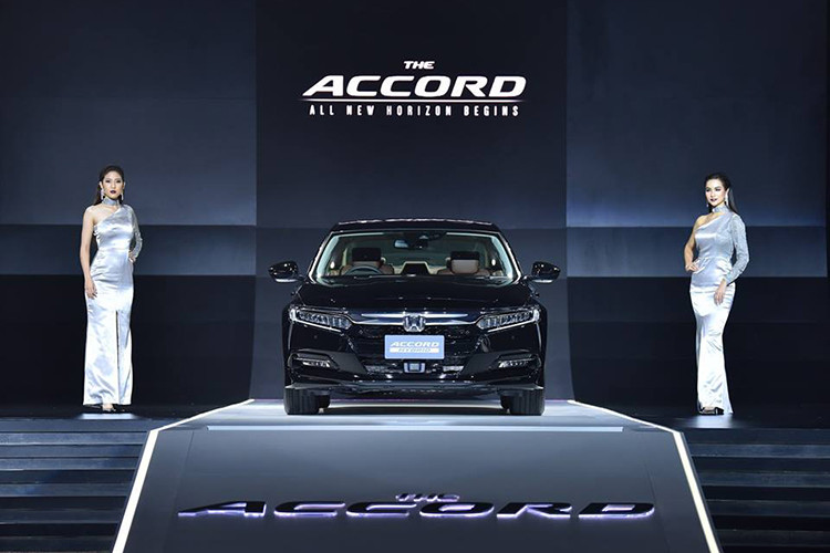 Mẫu sedan cỡ trung Honda Accord 2019 mới lần đầu tiên được mang về Thái Lan giới thiệu tại triển lãm Thai Motor Expo 2018 diễn ra vào tháng 11 năm ngoái. Mãi đến nay, khi triển lãm xe Bangkok 2019 chuẩn bị diễn ra vào cuối tháng này, hãng Honda mới chính thức công bố thông tin chi tiết của Accord 2019 tại thị trường Thái Lan.