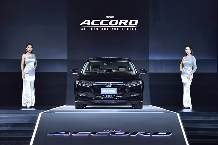 Mẫu sedan cỡ trung Honda Accord 2019 mới lần đầu tiên được mang về Thái Lan giới thiệu tại triển lãm Thai Motor Expo 2018 diễn ra vào tháng 11 năm ngoái. Mãi đến nay, khi triển lãm xe Bangkok 2019 chuẩn bị diễn ra vào cuối tháng này, hãng Honda mới chính thức công bố thông tin chi tiết của Accord 2019 tại thị trường Thái Lan.