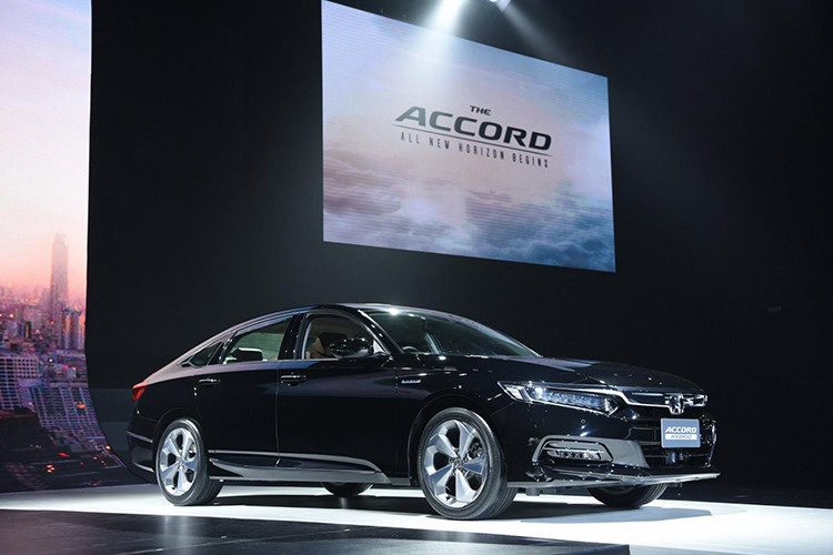 Honda Accord 2019 tại Thái Lan có 3 bản trang bị Turbo EL, Hybrid và Hybrid Tech. Xe sơ hữu chiều dài 4.920 mm và rộng 1.860 mm. So với phiên bản cũ, Honda Accord 2019 ngắn hơn và rộng hơn 10 mm. Trong khi đó, chiều dài cơ sở tăng 55 mm lên 2.830 mm và trọng tâm giảm 10 mm.