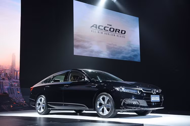 Honda Accord 2019 tại Thái Lan có 3 bản trang bị Turbo EL, Hybrid và Hybrid Tech. Xe sơ hữu chiều dài 4.920 mm và rộng 1.860 mm. So với phiên bản cũ, Honda Accord 2019 ngắn hơn và rộng hơn 10 mm. Trong khi đó, chiều dài cơ sở tăng 55 mm lên 2.830 mm và trọng tâm giảm 10 mm.