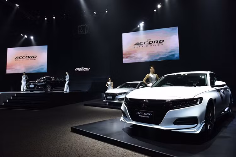 Về an toàn, Honda Accord Hybrid 2019 đi kèm hệ thống Honda Sensing đầy đủ với phanh giảm thiểu va chạm, cảnh báo chệch làn đường, giảm thiểu chệch làn đường và kiểm soát hành trình thích ứng. Tại thị trường Thái Lan, giá xe Honda Accord 2019 dao động từ 1,5 - 1,8 triệu Baht (khoảng 1,09 - 1,31 tỷ đồng). Xe dự kiến về Việt Nam vào tháng tới.