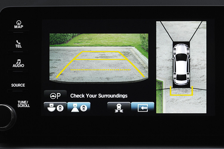 Những trang bị nội thất nổi bật của bao gồm màn hình hiển thị thông tin trên kính chắn gió, màn hình đa thông tin màu 7 inch và sạc điện thoại thông minh không dây. Riêng bản Hybrid Tech có cửa sổ trời, cánh gió đuôi, ghế bọc da màu đỏ hoặc đen, cảm biến đỗ xe phía trước 4 điểm, hỗ trợ đỗ xe phía sau với 4 cảm biến, camera 360 độ, hệ thống cảnh báo phương tiện cắt ngang khi lùi và hỗ trợ đỗ xe thông minh...