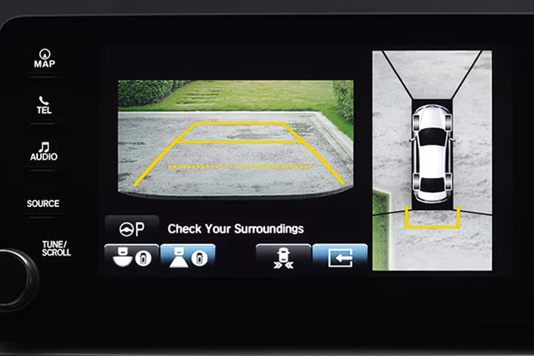 Những trang bị nội thất nổi bật của bao gồm màn hình hiển thị thông tin trên kính chắn gió, màn hình đa thông tin màu 7 inch và sạc điện thoại thông minh không dây. Riêng bản Hybrid Tech có cửa sổ trời, cánh gió đuôi, ghế bọc da màu đỏ hoặc đen, cảm biến đỗ xe phía trước 4 điểm, hỗ trợ đỗ xe phía sau với 4 cảm biến, camera 360 độ, hệ thống cảnh báo phương tiện cắt ngang khi lùi và hỗ trợ đỗ xe thông minh...