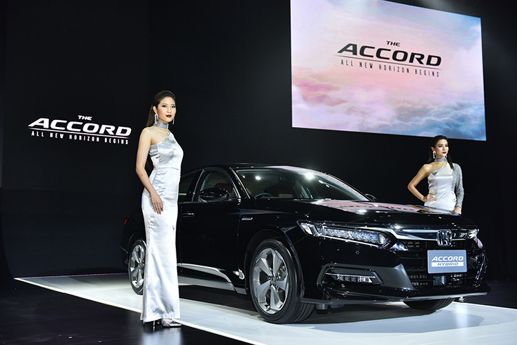 Honda Accord Hybrid 2019 sử dụng hệ thống Sport Hybrid i-MMD (Intelligent Multi-Mode Drive), kết hợp máy Atkinson Cycle 4 xi-lanh, hút khí tự nhiên, dung tích 2.0 lít và 2 mô-tơ điện. Khối động cơ i-VTEC này tạo ra công suất tối đa 145 mã lực và mô-men xoắn cực đại 175 Nm. Hai con số tương ứng của cặp mô-tơ điện là 184 mã lực và 315 Nm. Tổng cộng, hệ thống này tạo ra công suất 215 mã lực và đồng hành cùng cụm pin lithium-ion nhỏ gọn hơn nằm bên dưới sàn.