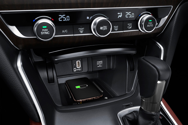 Xe sẽ không còn dùng động cơ xăng hút khí tự nhiên, dung tích 2.0 lít và 2,4 lít nữa. Thay vào chỗ của 2 động cơ này là máy xăng tăng áp 1,5 lít và hệ thống động cơ hybrid 2.0 lít mới, kết hợp cùng hộp số CVT. Cụ thể, động cơ xăng 4 xi-lanh, tăng áp, dung tích 1,5 lít mới của Honda Accord 2019 tại Thái Lan tạo ra công suất tối đa 190 mã lực và mô-men xoắn cực đại 243 Nm tại dải tua máy 1.500 - 5.500 vòng/phút.