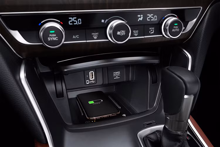 Xe sẽ không còn dùng động cơ xăng hút khí tự nhiên, dung tích 2.0 lít và 2,4 lít nữa. Thay vào chỗ của 2 động cơ này là máy xăng tăng áp 1,5 lít và hệ thống động cơ hybrid 2.0 lít mới, kết hợp cùng hộp số CVT. Cụ thể, động cơ xăng 4 xi-lanh, tăng áp, dung tích 1,5 lít mới của Honda Accord 2019 tại Thái Lan tạo ra công suất tối đa 190 mã lực và mô-men xoắn cực đại 243 Nm tại dải tua máy 1.500 - 5.500 vòng/phút.