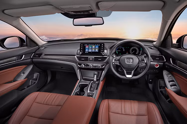 Bên trong Honda Accord 2019 xuất hiện bảng đồng hồ kỹ thuật số, màn hình thông tin giải trí nằm độc lập trên mặt táp-lô và 2 hộc để cốc nằm song song với cụm điều khiển trung tâm. Bên dưới màn hình giải trí trung tâm là cửa gió điều hòa và các núm chỉnh cơ tiện dụng.