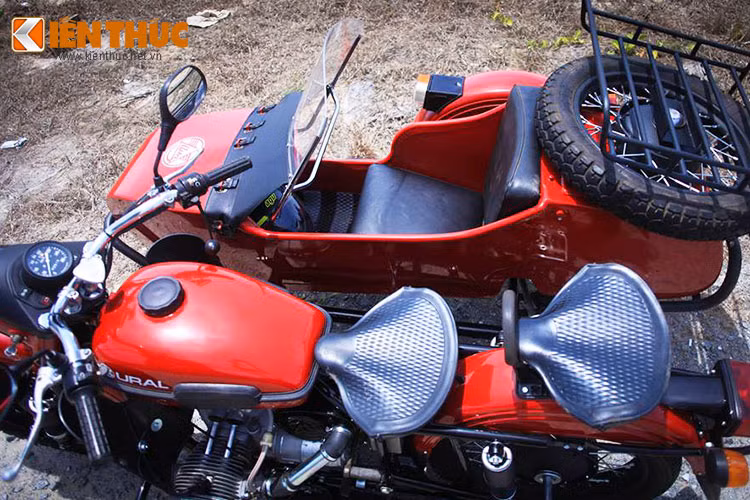 Rẻ nhất là chiếc xe không đủ đồ thì cũng có giá khoảng 60 triệu đồng. Ngay cả những linh kiện, phụ kiện nhỏ lẻ của dòng xe Sidecar cũng có thể lên tới 15 – 30 triệu đồng mà cũng chưa chắc đã đặt mua được hàng chính hãng từ nước ngoài mà phải tìm thợ đặt, đôi khi phải tìm mua đồ Trung Quốc thay thế.