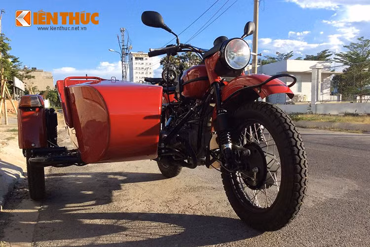 Sidecar là loại xe máy ba bánh mà khoảng hai chục năm trước đây người ta thường thấy chúng xuất hiện cùng với hình ảnh những chiến sĩ công an đi làm nhiệm vụ. Ở Việt Nam, người ta đã quen với cái tên xít-đờ-ca, có người còn gọi là mô-tô-ba.