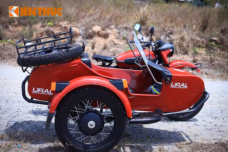 Chiếc Ural IMZ-81034 - 650cc trong bài viết của một "tín đồ" đam mê dòng xe này tại Đà Nẵng cũng vậy, chiếc xe được mua từ một đơn vị quân đội thanh lý khi đó chiếc xe này cũng chỉ còn nguyên bộ khung và máy – người chơi phải mày mò, tìm kiếm lại gần như toàn bộ phụ kiện để lên được hình một chiếc Ural đẹp như hiện nay.