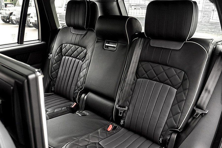 &#x8;Đáng tiếc, khối động cơ V8 5.0L của chiếc Range Rover LWB vẫn được giữ nguyên, nhưng nhà độ Kahn đã bổ sung thêm nhiều trang bị tiện ích, như khoá không chìa, hệ thống điều hoà tự động 4 vùng, điều khiển bằng giọng nói và ghế ngồi có sưởi.