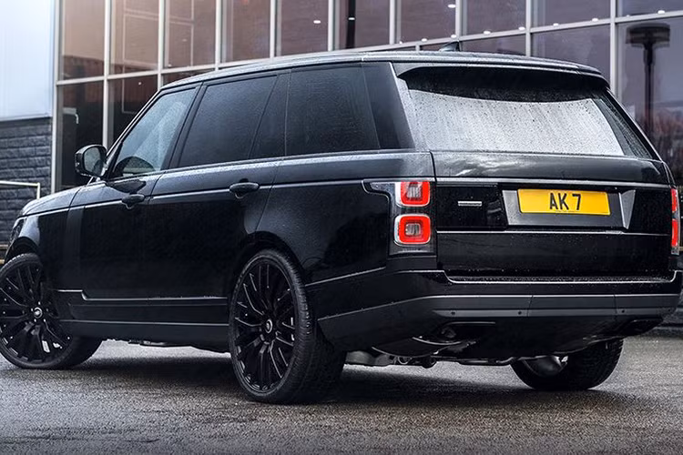 Động cơ V8, dung tích 5.0 lít Supercharged trên Range Rover Autobiography LWB sẽ sản sinh ra công suất tối đa 518 mã lực, di kèm hộp số tự động 8 cấp (8AT) và hệ dẫn động bốn bánh toàn thời gian (AWD) tiêu chuẩn với nhiều chế độ lái khác nhau.