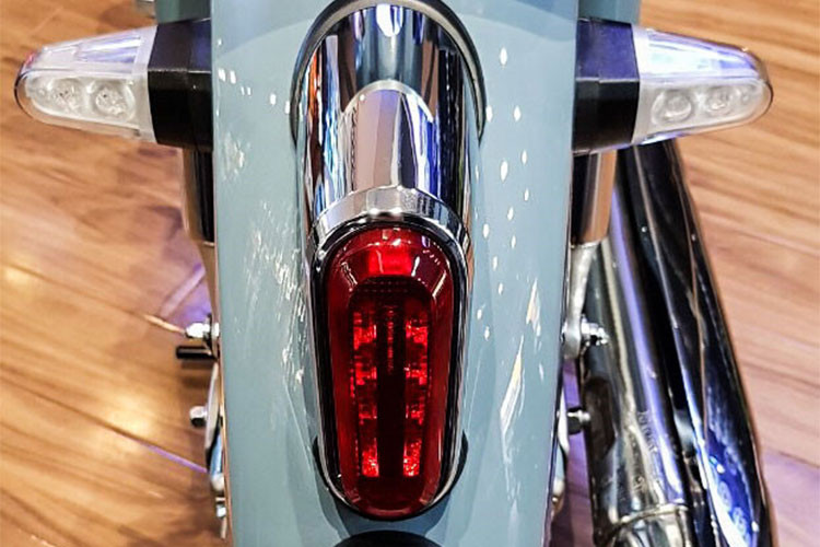Ở phía sau đuôi xe, Honda đã quyết định thực hiện một cú "chấm phá" trong thiết kế của chiếc xe với bộ đèn hậu cùng xi-nhan LED với thiết kế hiện đại, hoàn toàn khác biệt so với chiếc Honda Cub thông thường.