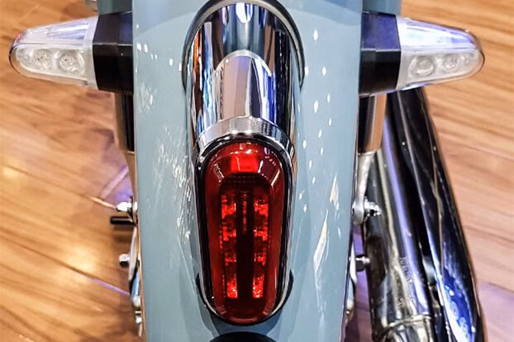 Ở phía sau đuôi xe, Honda đã quyết định thực hiện một cú "chấm phá" trong thiết kế của chiếc xe với bộ đèn hậu cùng xi-nhan LED với thiết kế hiện đại, hoàn toàn khác biệt so với chiếc Honda Cub thông thường.