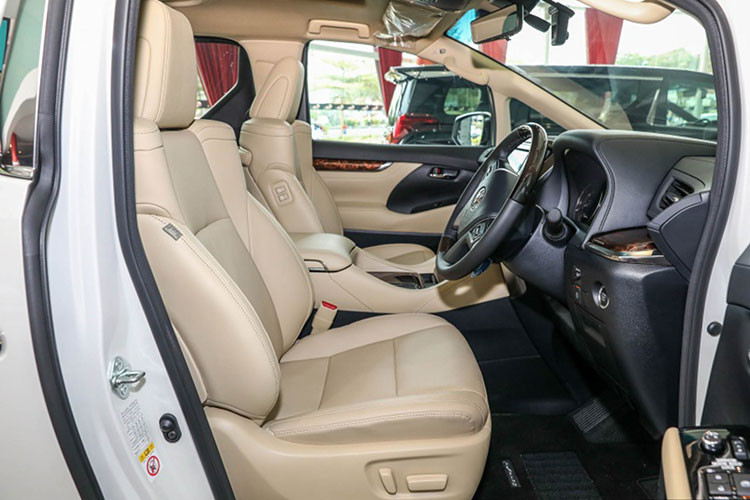 Hệ thống giải trí trên mẫu MPV hạng sang này sẽ vẫn bao gồm màn hình cảm ứng 8 inch ở bảng táp-lô. Hàng ghế sau có màn hình giải trí riêng biệt 9 inch. Một số tiện nghi khác có thể kể đến gồm điều hòa 3 vùng, cửa sổ trời toàn cảnh, khởi động nút bấm, phanh tay điện tử...