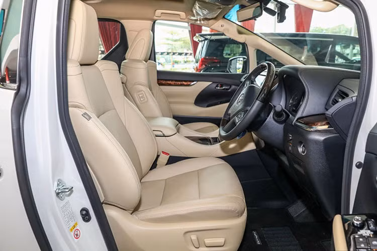 Hệ thống giải trí trên mẫu MPV hạng sang này sẽ vẫn bao gồm màn hình cảm ứng 8 inch ở bảng táp-lô. Hàng ghế sau có màn hình giải trí riêng biệt 9 inch. Một số tiện nghi khác có thể kể đến gồm điều hòa 3 vùng, cửa sổ trời toàn cảnh, khởi động nút bấm, phanh tay điện tử...