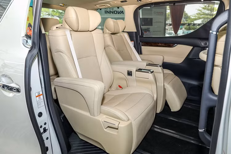 Ghế ngồi đều được bọc da. Ghế lái chỉnh điện 6 hướng, ghế phụ chỉnh điện 4 hướng. Ghế ngồi có chức năng nhớ 3 vị trí, thông gió và sưởi. Hàng ghế thứ 2 chỉnh điện 4 hướng và có đệm đỡ chân chỉnh điện. Alphard 2018 cũng được ốp gỗ nhiều vị trí bên trong nội thất, như bảng táp-lô, vô-lăng hay táp-pi cửa.