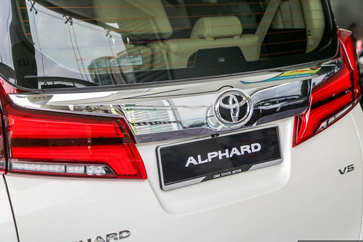 Đuôi xe nổi bật với hai cụm đèn hậu full led cỡ lớn chạy dọc lên cả thân xe, thiết kế vuông vức của phần đuôi để nhằm tạo không gian lớn nhất cho nội thất. Gương chiếu hậu của Toyota Alphard 2018 mới vẫn sử dụng chức năng chỉnh điện và gập điện tự động, kèm đèn báo rẽ.