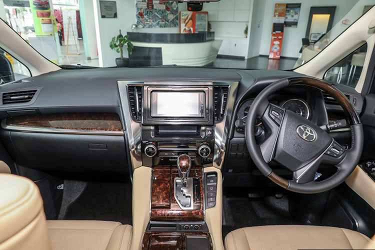 Thay đổi bên trong nội thất của Toyota Alphard 2018 bản nâng cấp lần này không đáng kể. Điểm mới là gương chiếu hậu trung tâm có chế độ hiển thị hình ảnh từ camera phía sau, giúp việc quan sát dễ dàng hơn.